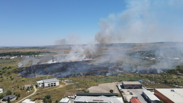 VIDEO/FOTO. Incendiu masiv de vegetație în orașul Bălți. Filmări cu drona