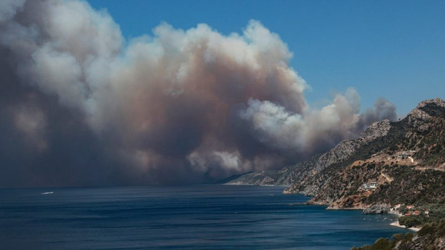 VIDEO | Pericol pe insula grecească Lesbos: Incendiile au ajuns până la plajă