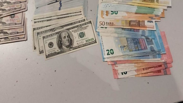 O moldoveancă a fost reținută pe Aeroportul Chișinău cu 25.180 euro și 9.450 dolari nedeclarați în bagaj
