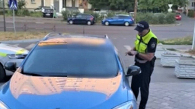 VIDEO | O șoferiță din Chișinău a refuzat testul alcoolscopic, a lovit cu mașina un polițist și a fugit cu oamenii legii pe urme