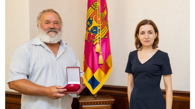 Șefa statului i-a înmânat titlul de „Maestru în Artă” artistului plastic Dumitru Verdianu
