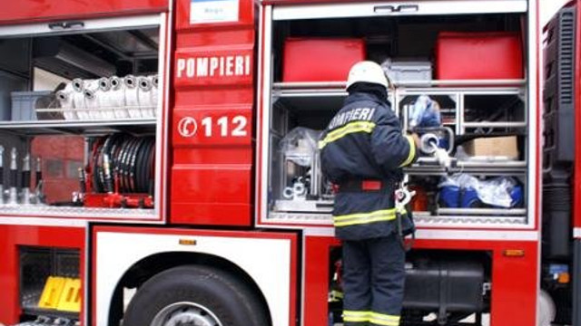 Două persoane au fost evacuate de pompieri după ce o țeavă cu apă fierbinte s-a spart într-o subterană din municipiul Chișinău 