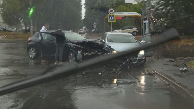 O șoferiță a ajuns la spital, după ce a fost implicată într-un accident rutier din sectorul Râșcani