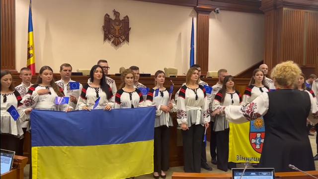 VIDEO | Moment emoționant în Parlamentul Republicii Moldova. Tinerii din corul din Vinița au interpretat imnul Ucrainei și cel al Europei