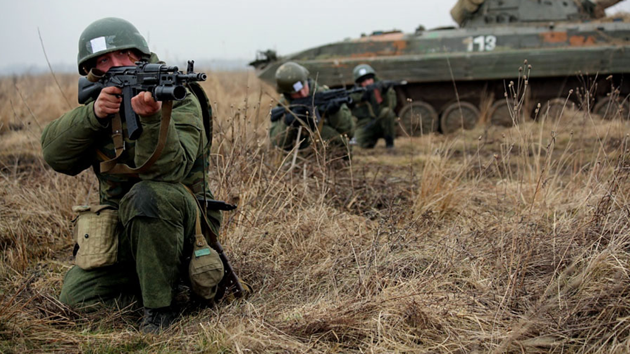 Боевые действия войск. Российские военные в бою. Армия России в бою. Современные солдаты в бою.