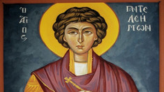 Creștinii ortodocși pe stil vechi îl sărbătoresc astăzi pe Sfântul Mare Mucenic Pantelimon, „doctorul fără arginți”