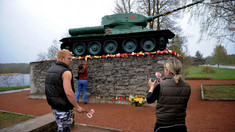 Estonia dă jos monumentele militare din perioada sovietică și începe cu un tanc T-34