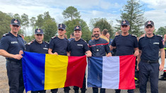 Pompierii români care au ajutat la stingerea incendiilor din Franța se întorc acasă
