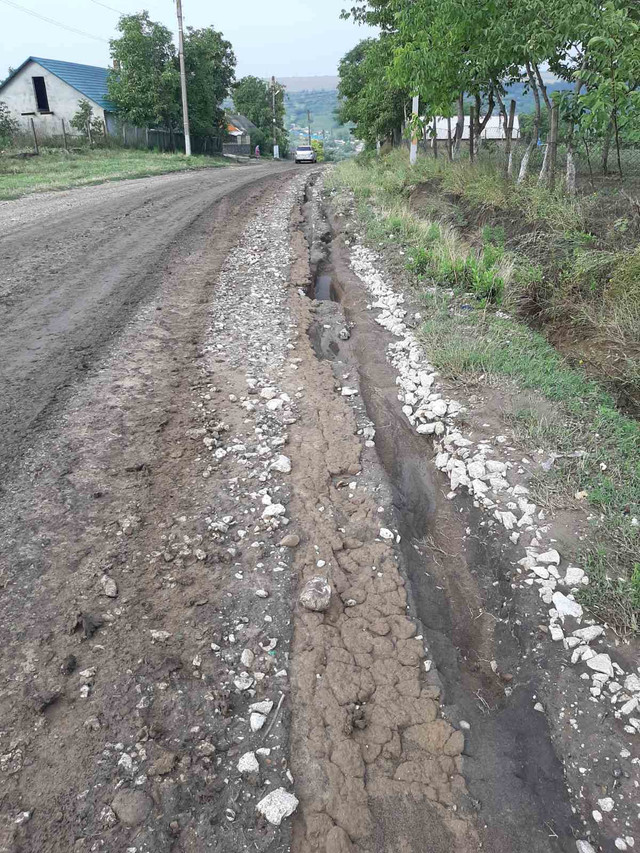 FOTO | Ploile din 17 și 18 august au stricat unele sectoare de drum