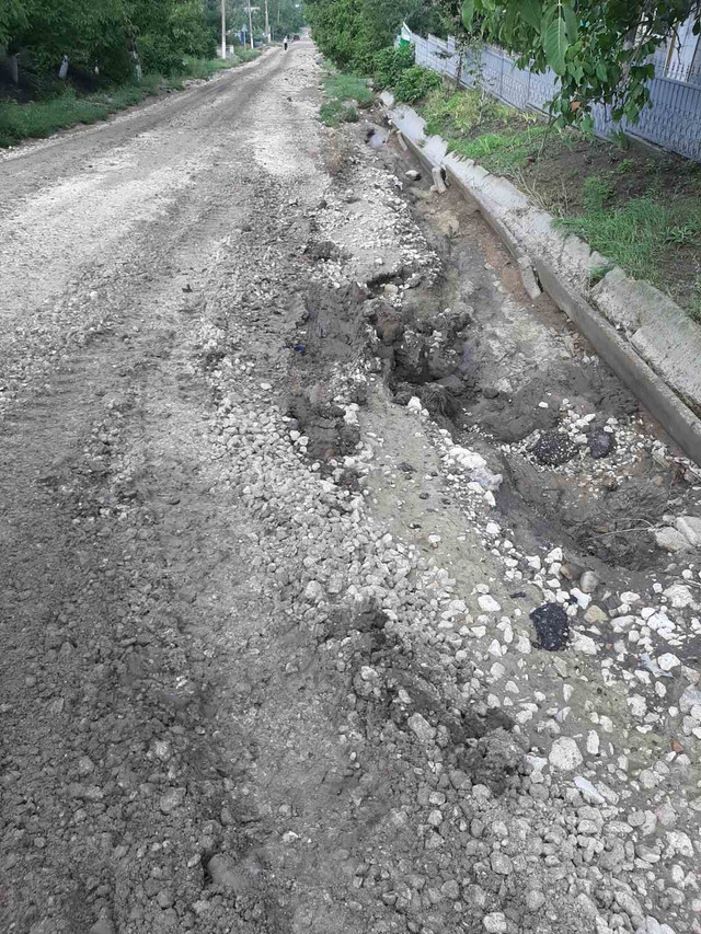 FOTO | Ploile din 17 și 18 august au stricat unele sectoare de drum