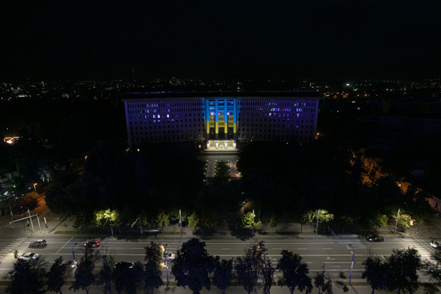 FOTO | Parlamentul Republicii Moldova a fost iluminat în culorile drapelului Ucrainei