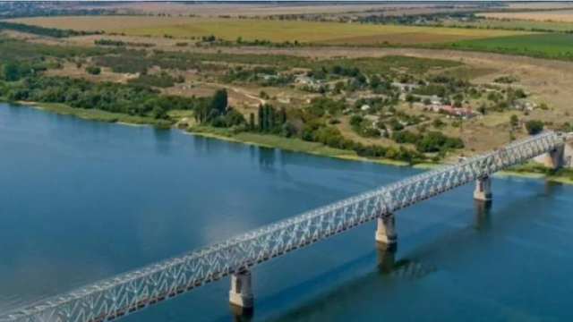 Ucraina taie liniile de aprovizionare a trupelor ruse din Herson. Grație utilizării sistemelor HIMARS a fost distrus și singurul pod de cale ferată