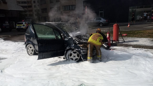 Pompierii din municipiul Chișinău au stins o mașină cuprinsă de flăcări