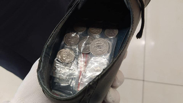 88 de monede de colecție, depistate în bagajul și încălțămintea unui cetățean georgian, la Aeroportul din Chișinău