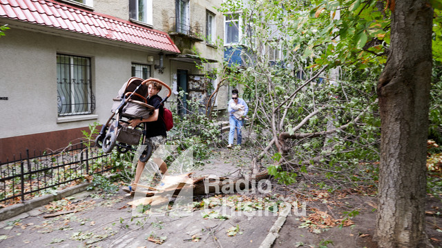 FOTO | Consecințele ploii din 9 august, sectorul Râșcani din capitală
