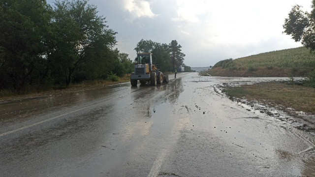 Ploile abundente înregistrate în perioada 9-10 august au afectat mai multe sectoare de drum din R. Moldova

 