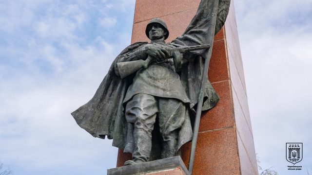 Cernăuți | Un monument închinat soldatului Armatei Roșii a fost demontat