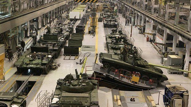 Cum își mobilizează Rusia industria pentru un război prelungit în Ucraina / Șoigu s-a dus personal la fabrica de tancuri Uralvagonzavod