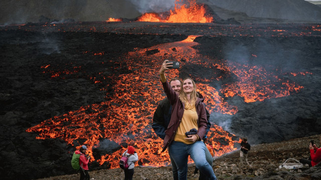 Spectaculos, dar mortal. Turiștii se apropie prea mult de vulcanul care a erupt în Islanda, pentru a-și face selfie
