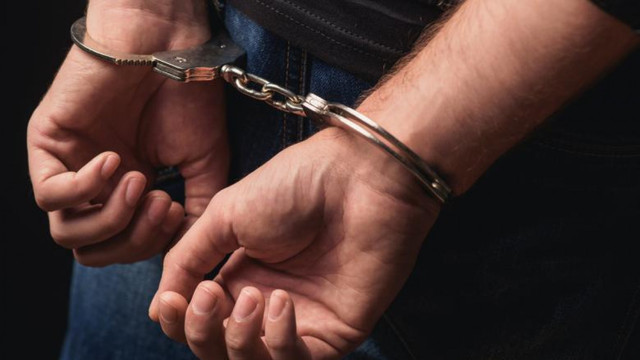 Arme deținute ilegal au fost depistate de polițiștii din Edineț, la un bărbat bănuit de trafic de ființe umane
