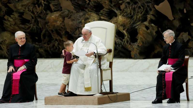 Un băiețel a urcat pe scenă în timpul audienței generale de miercuri a Papei Francisc