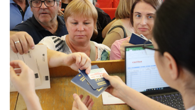 Circa 350 de familii refugiate din Ucraina vor beneficia de carduri în valoare de 1.500 de lei