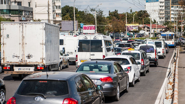 În capitală se atestă flux sporit de transport pe mai multe străzi