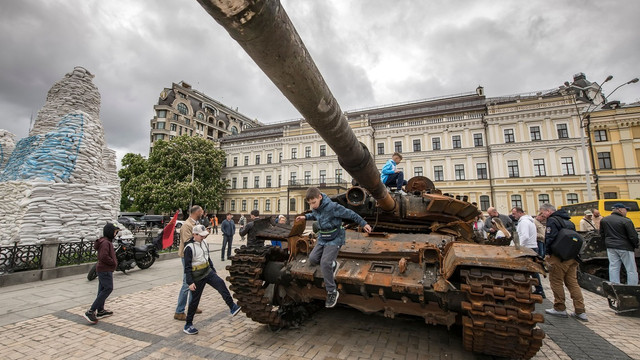 VIDEO | Ucraina va organiza la Kiev „o paradă militară” cu vehicule militare rusești distruse