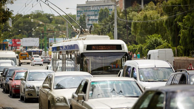 În capitală se atestă flux sporit de transport pe mai multe străzi
