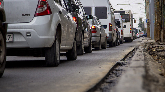 În Chișinău se atestă flux sporit de transport pe mai multe străzi