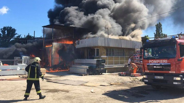 Un incendiu a izbucnit într-un depozit din localitatea Pârlița