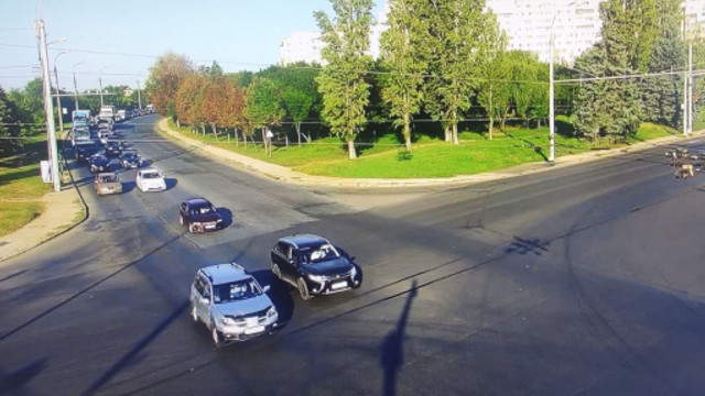 În Chișinău se atestă flux sporit de transport pe mai multe străzi