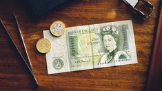 Marea Britanie introduce treptat noi monede, bancnote, timbre, dar și un nou cifru regal