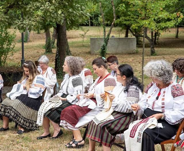 FOTO | Membrii Comisiilor Naționale pentru Salvgardarea Patrimoniului Cultural Imaterial din Republica Moldova și România au analizat dosarul pentru recunoașterea cămășii cu altiță de către UNESCO