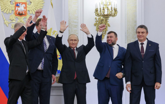 FOTO | Moment bizar cu Putin și liderii proruși din Ucraina la finalul ceremoniei de anexare


