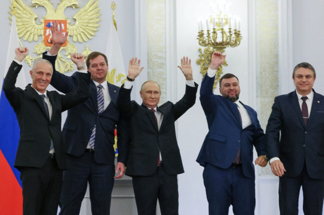 FOTO | Moment bizar cu Putin și liderii proruși din Ucraina la finalul ceremoniei de anexare


