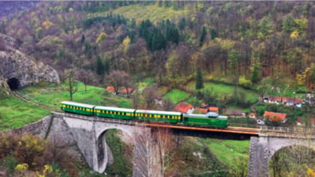Cea mai veche linie de cale ferată montană din Sud-Estul Europei este în România. Are 14 tuneluri și 10 viaducte