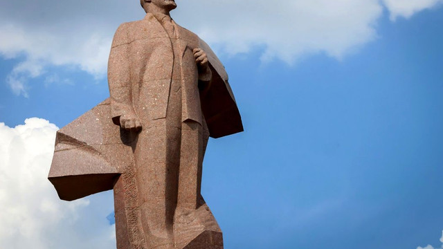 De ce demolează tot mai multe țări est-europene monumentele sovietice?