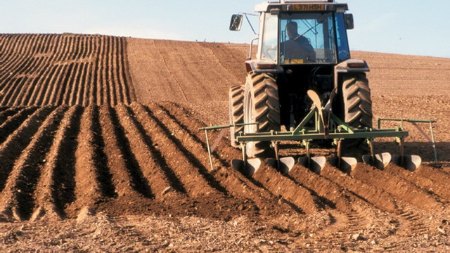 Agricultorii mici și mijlocii care au înregistrat pierderi în urma secetei din acest an, vor beneficia de compensarea totală a accizei la motorină 