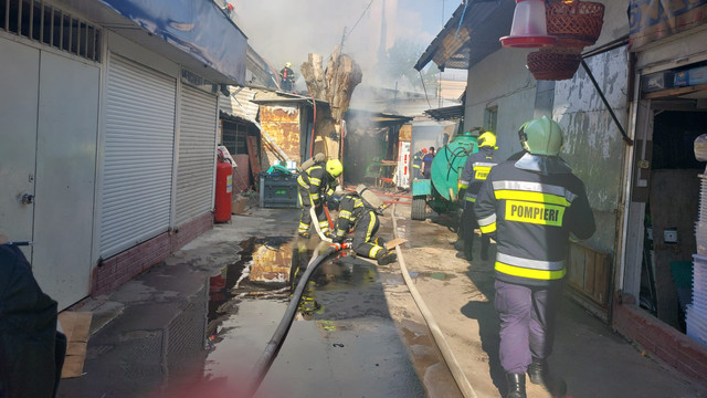 UPDATE / Incendiu la Piața Centrală. 36 de angajații IGSU lucrează pentru lichidarea focului