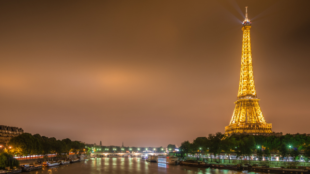 Parisul va stinge luminile turnului Eiffel mai devreme pentru a economisi energie. Ce alte măsuri au fost luate 

