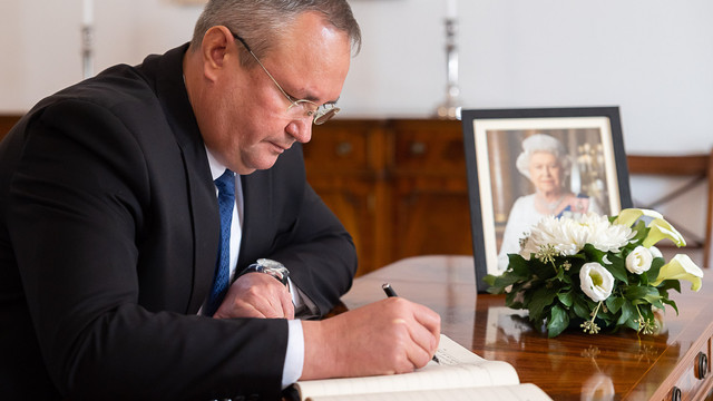 Premierul Nicolae Ciucă a semnat în cartea de condoleanțe deschisă în memoria reginei Elisabeta a II-a