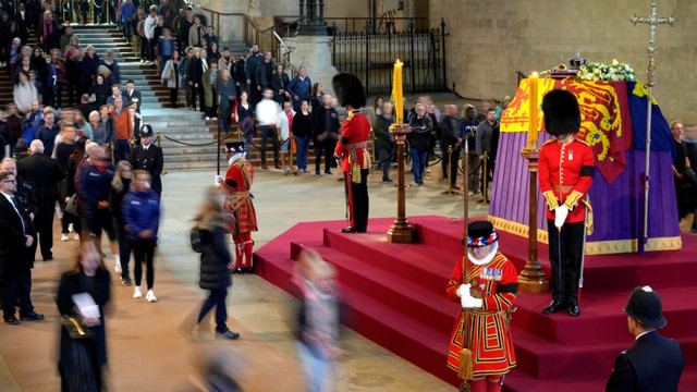 Incidente de securitate la funeraliile Reginei Elisabeta a II-a. Un bărbat a vrut să fure stindardul regal de la catafalc
