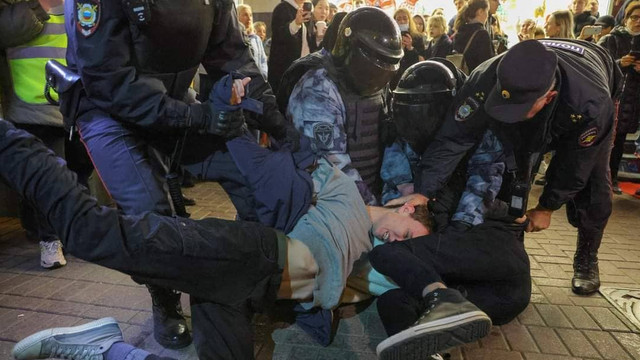 Rușii reținuți la protestele antimobilizare au primit ordin de încorporare în armată la secțiile de poliție