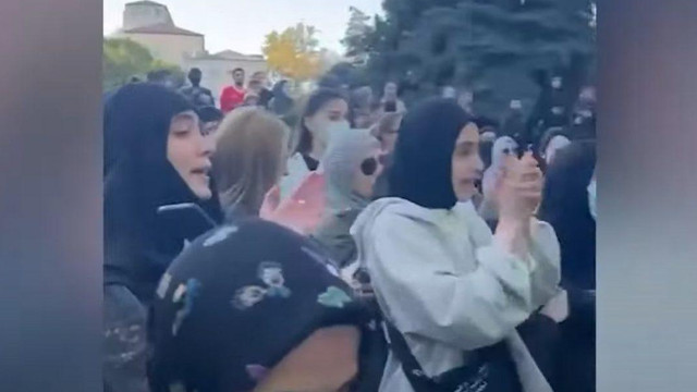 VIDEO | Femeile din Daghestan și din alte regiuni ale Rusiei au ieșit să protesteze împotriva mobilizării, nu au mai existat proteste atât de înverșunate