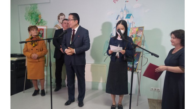 A fost vernisată o expoziție de desene ale copiilor dedicată marcării a 30 de ani ai relațiilor moldo-chineze
