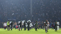 VIDEO cu puternic impact emoțional | Cel puțin 127 de persoane au murit pe un stadion de fotbal din Indonezia. Fanii au invadat terenul, iar poliția a răspuns cu gaze lacrimogene