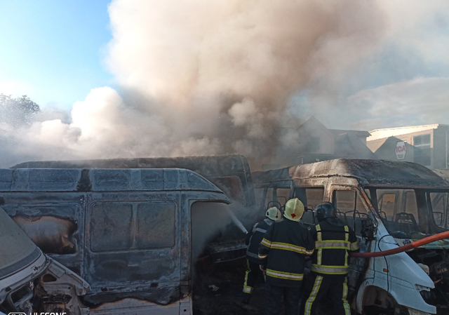 FOTO | Incendiu puternic pe strada Voluntarilor din Chișinău. Opt microbuze dezmembrate au fost făcute scrum