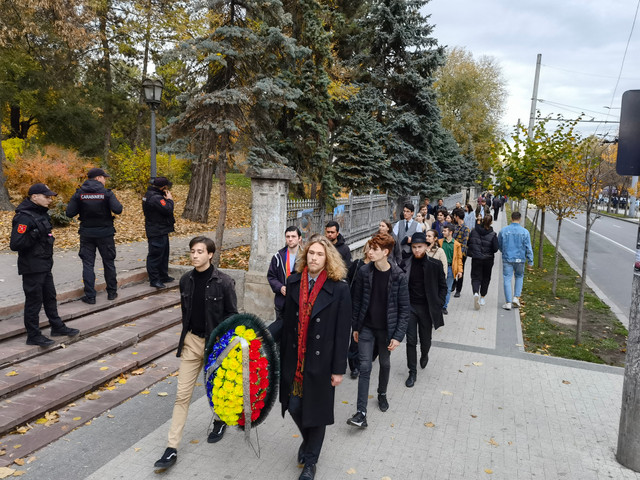 FOTO | Liga Studenților din Basarabia i-a comemorat la Chișinău pe Doina și Ion Aldea-Teodorovici