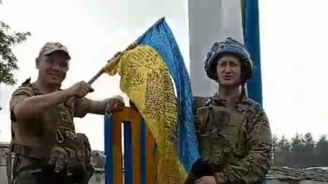VIDEO | Momentul când soldații ucraineni ridică steagul în orașul Liman, în care militarii ruși au fost încercuiți

